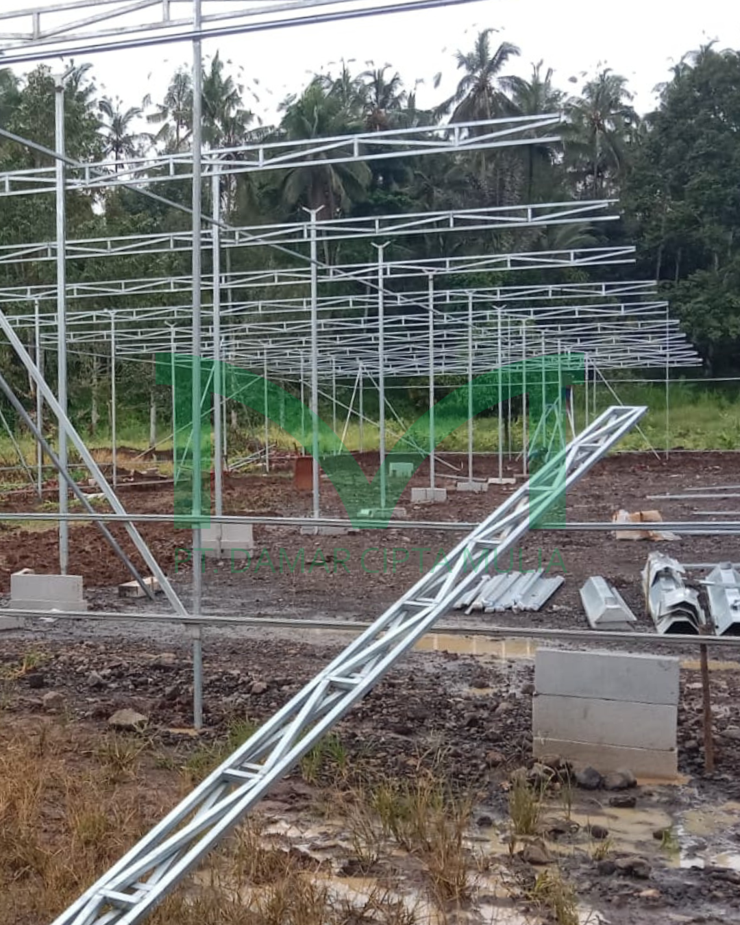 pemasangan rangka utama greenhouse